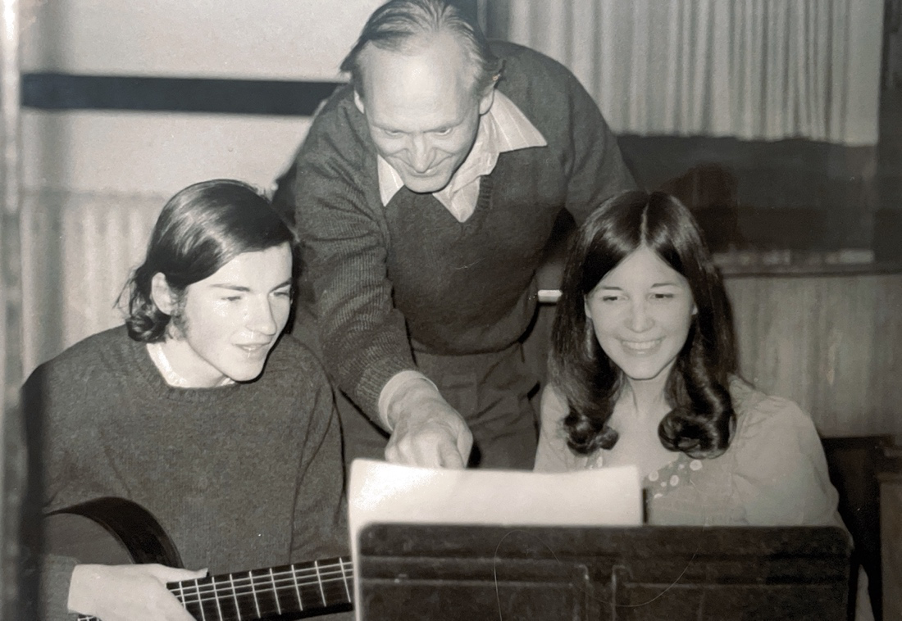 Stephen Dodfson working with young musicians